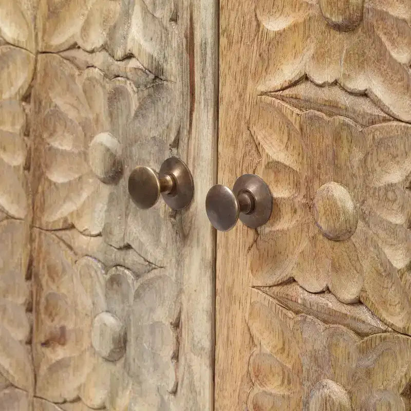 Buffet de rangement en bois d'acacia fait main avec accents floraux sculptés, 2 portes et étagères